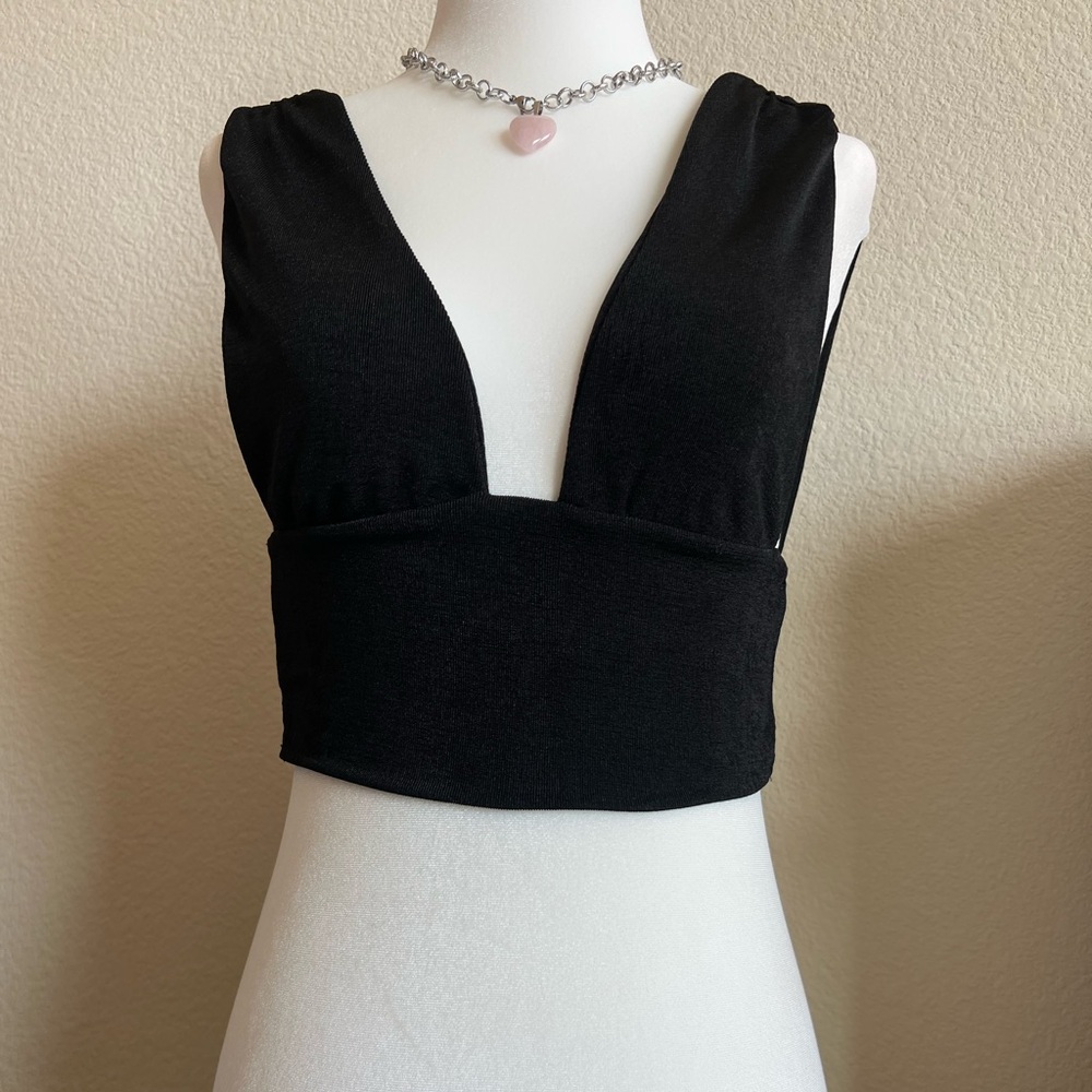 Black V-Neck Ribbed Crop Top 🎀